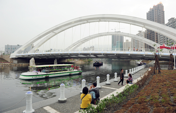 中都園道願景橋連起美術館園區與中都濕地公園。(圖/鮑忠暉 攝) 中都園道願景橋連起美術館園區與中都濕地公園。(圖/鮑忠暉 攝)