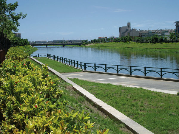 後勁溪整治後,提供居民休閒運動的新空間。(圖/高雄市政府工務局 提供) 後勁溪整治後,提供居民休閒運動的新空間。(圖/高雄市政府工務局 提供)