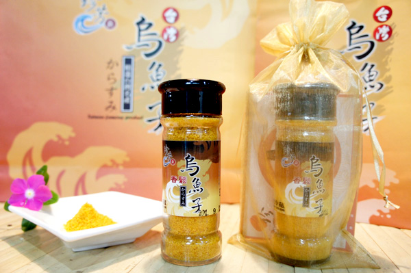 開發創意十足的烏魚子香鬆。(圖/珍芳烏魚子見學工廠 提供) 開發創意十足的烏魚子香鬆。(圖/珍芳烏魚子見學工廠 提供)