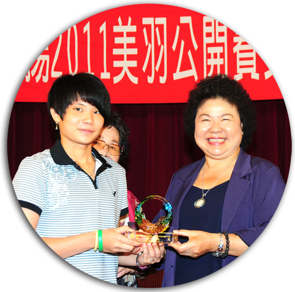 2011年美國公開賽戴資穎表現優異,奪得個人國際賽第一座冠軍,並接受陳菊市長表揚。(圖/鮑忠暉 攝) 2011年美國公開賽戴資穎表現優異,奪得個人國際賽第一座冠軍,並接受陳菊市長表揚。(圖/鮑忠暉 攝)