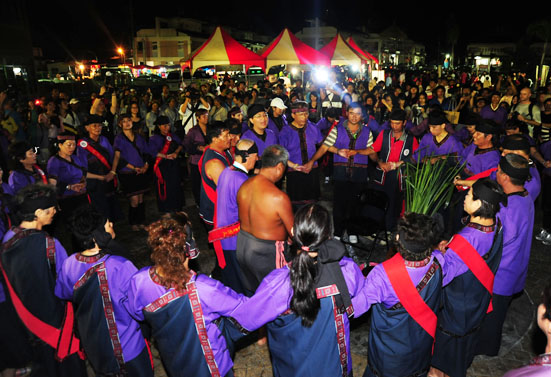 小林夜祭中,眾人手環著手圍成圓圈進行牽曲,齊吟古調。(圖/鮑忠暉 攝) 小林夜祭中,眾人手環著手圍成圓圈進行牽曲,齊吟古調。(圖/鮑忠暉 攝)