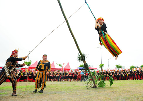 南島文化博覽會系列活動與原住民聯合豐年祭,每年以一個原住民族群為主題,分享不同族群文化面貌。(圖/鮑忠暉 攝) 南島文化博覽會系列活動與原住民聯合豐年祭,每年以一個原住民族群為主題,分享不同族群文化面貌。(圖/鮑忠暉 攝)