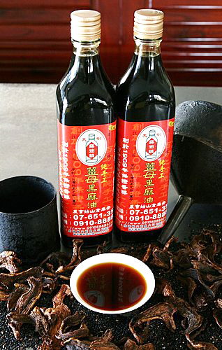大樹麻油行以手工製作的薑母黑麻油。(圖/大樹麻油行 提供) 大樹麻油行以手工製作的薑母黑麻油。(圖/大樹麻油行 提供)