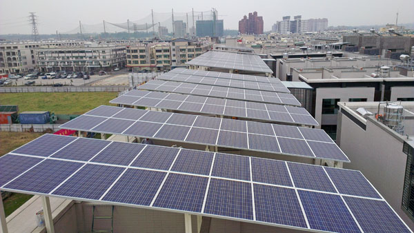 市府大力推動太陽光電應用產業。(圖/高雄市政府工務局建築管理處 提供) 市府大力推動太陽光電應用產業。(圖/高雄市政府工務局建築管理處 提供)