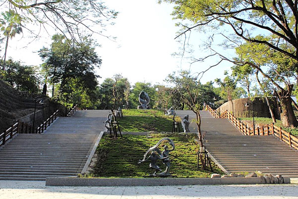 從整建後的旗山鼓山公園拾階而上,登頂可俯瞰當地街景。(圖/高雄市政府工務局養護工程處 提供) 從整建後的旗山鼓山公園拾階而上,登頂可俯瞰當地街景。(圖/高雄市政府工務局養護工程處 提供)