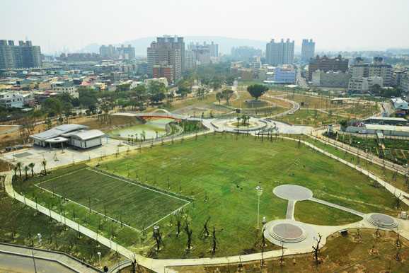 右昌森林公園擁有大面積草坪與讓遙控飛機翱翔的飛行場地。(圖/高雄市政府工務局 提供) 右昌森林公園擁有大面積草坪與讓遙控飛機翱翔的飛行場地。(圖/高雄市政府工務局 提供)