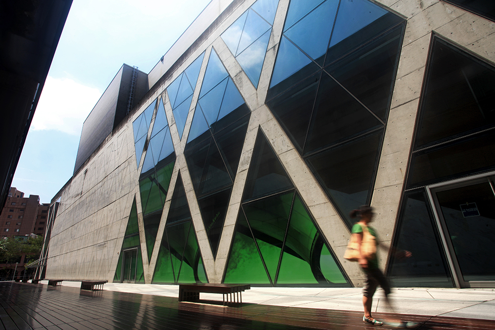 演藝廳及展覽館外觀為X型清水混凝土,搭配複層玻璃帷幕,令人有種在紐約時代廣場第五大道的錯覺。 演藝廳及展覽館外觀為X型清水混凝土,搭配複層玻璃帷幕,令人有種在紐約時代廣場第五大道的錯覺。