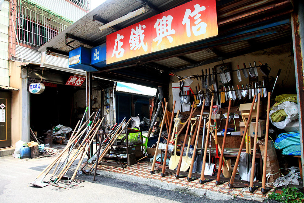 鳳山打鐵街上的打鐵店多以「信」字命名。 鳳山打鐵街上的打鐵店多以「信」字命名。