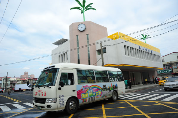 旗山轉運站站體融合旗山在地文化特色。(圖∕鮑忠暉 攝) 旗山轉運站站體融合旗山在地文化特色。(圖∕鮑忠暉 攝)