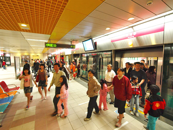 轉乘方便的公車路網讓高雄捷運運量屢創新高。(圖∕張簡英豪 攝) 轉乘方便的公車路網讓高雄捷運運量屢創新高。(圖∕張簡英豪 攝)