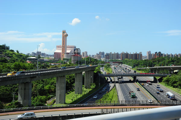 高雄市政府正著手改善鼎金系統交流道壅塞狀況。(圖∕鮑忠暉 攝) 高雄市政府正著手改善鼎金系統交流道壅塞狀況。(圖∕鮑忠暉 攝)