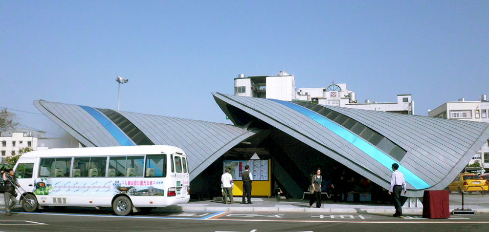 岡山轉運站站體取材自大、小崗山的形象。(圖∕劉采涵 攝) 岡山轉運站站體取材自大、小崗山的形象。(圖∕劉采涵 攝)