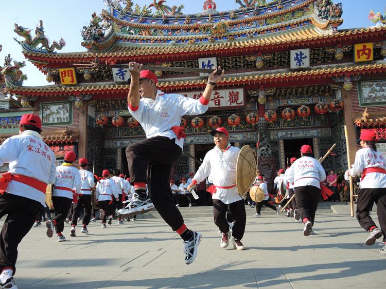 內門各庄頭陣在遶境前到紫竹寺進行「過埕」儀式。(圖∕徐世雄 攝) 內門各庄頭陣在遶境前到紫竹寺進行「過埕」儀式。(圖∕徐世雄 攝)