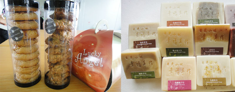 小林二村村民自創的「日光小林」品牌手工肥皂與餅干。(圖∕張筧 攝) 小林二村村民自創的「日光小林」品牌手工肥皂與餅干。(圖∕張筧 攝)