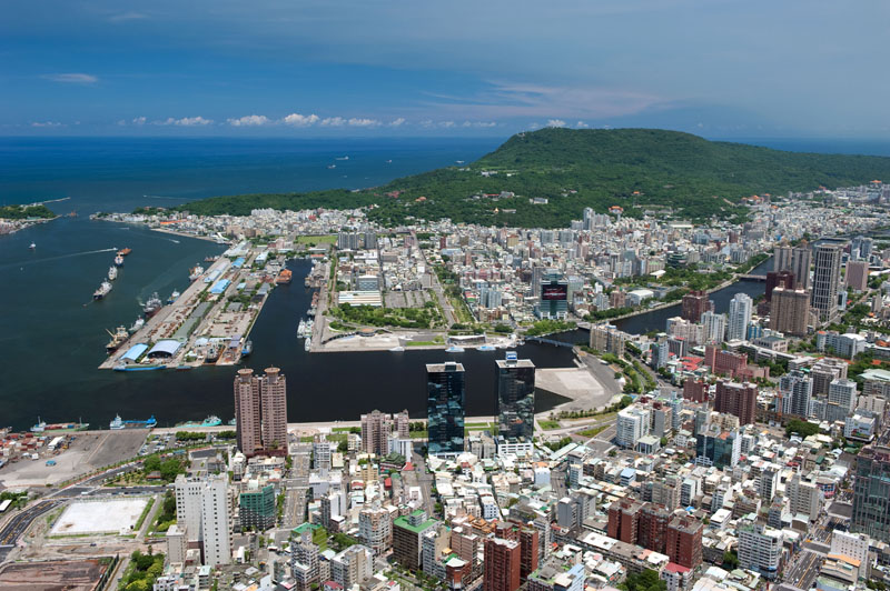 高雄的高樓層飯店可欣賞高雄的山海河美景。(圖∕鮑忠暉 攝) 高雄的高樓層飯店可欣賞高雄的山海河美景。(圖∕鮑忠暉 攝)
