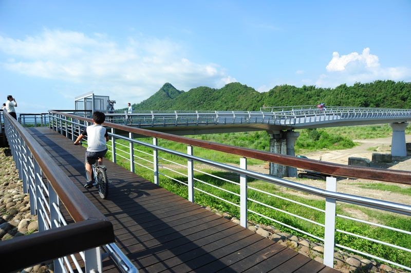 旗山的地景橋及環鎮自行車道設施,讓遊客可舒適的騎單車悠遊山城。(圖∕鮑忠暉 攝) 旗山的地景橋及環鎮自行車道設施,讓遊客可舒適的騎單車悠遊山城。(圖∕鮑忠暉 攝)