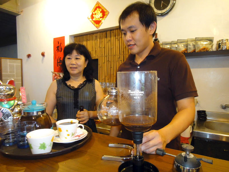 張智程與父母經營的東照山咖啡全部自產自銷。(圖∕張筧 攝) 張智程與父母經營的東照山咖啡全部自產自銷。(圖∕張筧 攝)