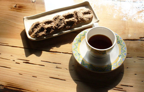 一山沐多納咖啡後韻回甘,搭配紅藜製作的手工餅充滿幸福感。(圖∕kei 攝) 一山沐多納咖啡後韻回甘,搭配紅藜製作的手工餅充滿幸福感。(圖∕kei 攝)