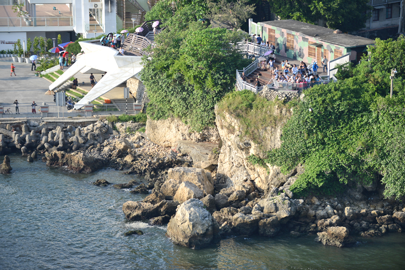 築堤造地及後線土地綠美化工程讓整個西子灣風景區的景觀更美麗。(圖∕鮑忠暉 攝) 築堤造地及後線土地綠美化工程讓整個西子灣風景區的景觀更美麗。(圖∕鮑忠暉 攝)