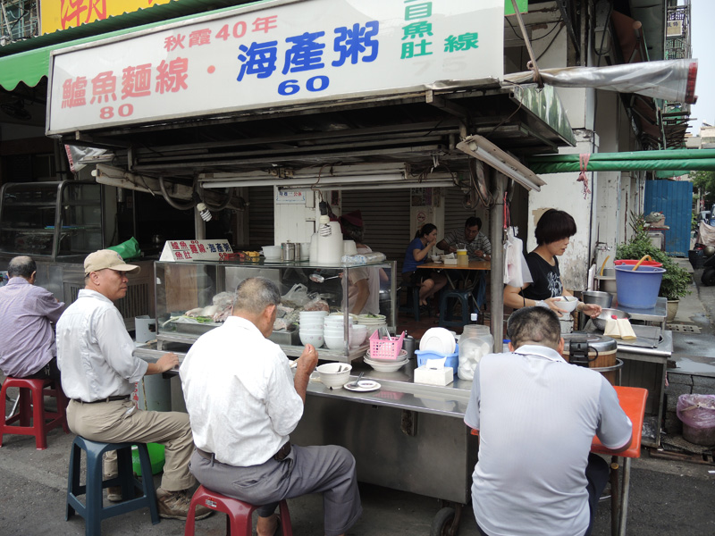 苓雅自強夜市的攤位前有許多在地的老客人。(圖∕徐世雄 攝) 苓雅自強夜市的攤位前有許多在地的老客人。(圖∕徐世雄 攝)