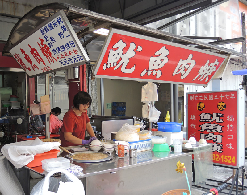 苓雅自強夜市有許多經營數十年的老攤古早味美食。(圖∕徐世雄 攝) 苓雅自強夜市有許多經營數十年的老攤古早味美食。(圖∕徐世雄 攝)