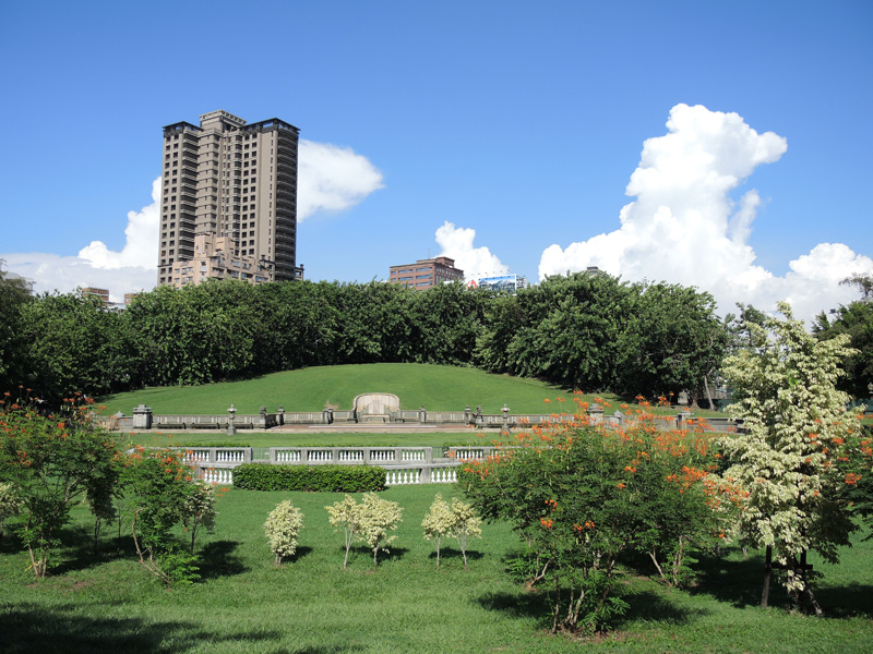 隱身城市裡的陳中和墓園花木扶疏綠草如茵。(圖∕徐世雄 攝) 隱身城市裡的陳中和墓園花木扶疏綠草如茵。(圖∕徐世雄 攝)
