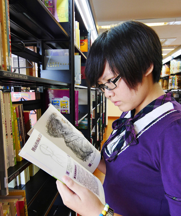 學設計的成宸將大東藝術圖書館當成學習的大資料庫。(圖∕張簡英豪 攝) 學設計的成宸將大東藝術圖書館當成學習的大資料庫。(圖∕張簡英豪 攝)
