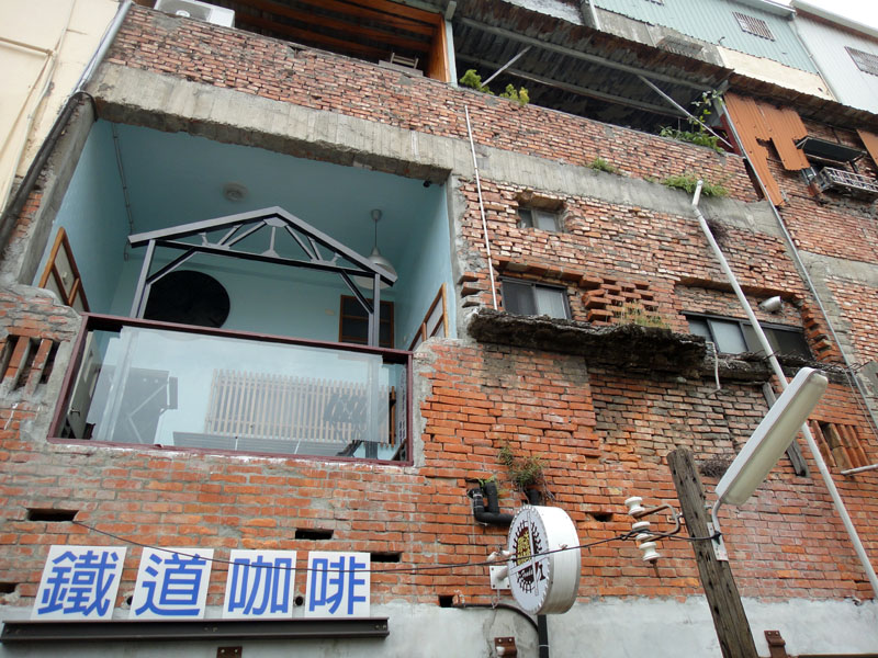 「鐵道咖啡館」外觀保留老房子的原味。(圖∕張筧 攝) 「鐵道咖啡館」外觀保留老房子的原味。(圖∕張筧 攝)