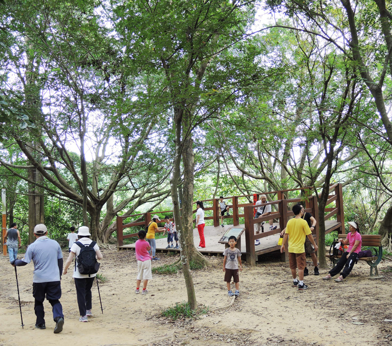 每逢假日觀音山可見全家總動員的遊客。(圖∕徐世雄 攝) 每逢假日觀音山可見全家總動員的遊客。(圖∕徐世雄 攝)