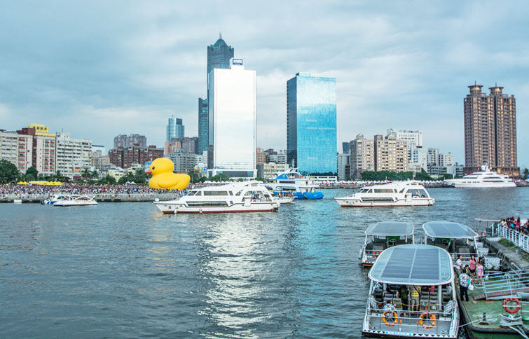 高雄市政府及民間業者特別規劃搭遊艇賞小鴨行程。(圖∕李士豪 攝) 高雄市政府及民間業者特別規劃搭遊艇賞小鴨行程。(圖∕李士豪 攝)
