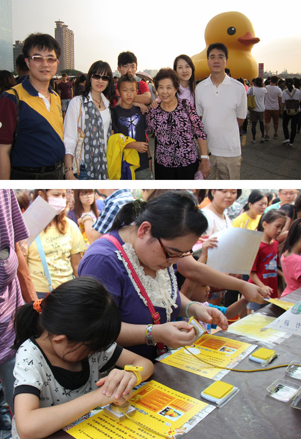 台北梁姓一家人全員出動到高雄賞小鴨(上圖);民眾排隊索取小鴨畢業證書並蓋紀念章留念。(圖∕吳冠涵 攝‧高雄市政府新聞局 提供) 台北梁姓一家人全員出動到高雄賞小鴨(上圖);民眾排隊索取小鴨畢業證書並蓋紀念章留念。(圖∕吳冠涵 攝‧高雄市政府新聞局 提供)