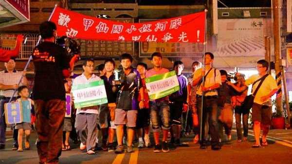 楊力州導演到甲仙放映《拔一條河》給居民欣賞。(圖∕後場音像紀錄工作室 提供) 楊力州導演到甲仙放映《拔一條河》給居民欣賞。(圖∕後場音像紀錄工作室 提供)