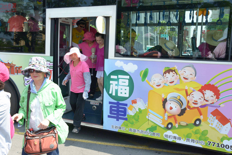 老玩童幸福專車帶領長輩輕鬆遊高雄。(圖∕高雄市政府社會局 提供) 老玩童幸福專車帶領長輩輕鬆遊高雄。(圖∕高雄市政府社會局 提供)
