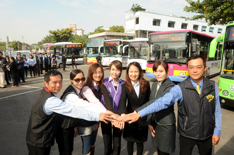 2014年1月1日起,高雄市公車改由7家民營業者聯營。(圖∕張忠義 攝) 2014年1月1日起,高雄市公車改由7家民營業者聯營。(圖∕張忠義 攝)