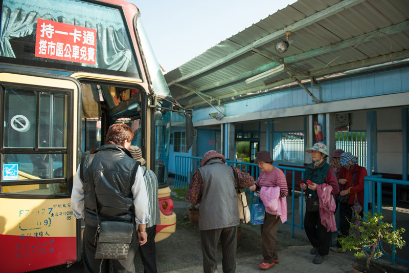 今年2月底前持一卡通搭公車免費的優惠,替公車運載量衝出好成績。(圖∕李士豪 攝) 今年2月底前持一卡通搭公車免費的優惠,替公車運載量衝出好成績。(圖∕李士豪 攝)