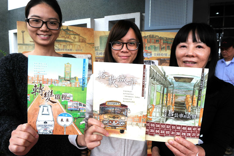 三本套書見證高雄市公車的歷史與演變。(圖∕張忠義 攝) 三本套書見證高雄市公車的歷史與演變。(圖∕張忠義 攝)