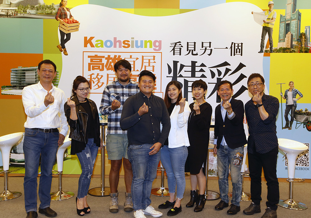 左起張家興、EMMA、孫介珩、莊承翰、曾湘樺、江淑媛、王學呈、苦苓。(攝影/顏麟宇) 左起張家興、EMMA、孫介珩、莊承翰、曾湘樺、江淑媛、王學呈、苦苓。(攝影/顏麟宇)
