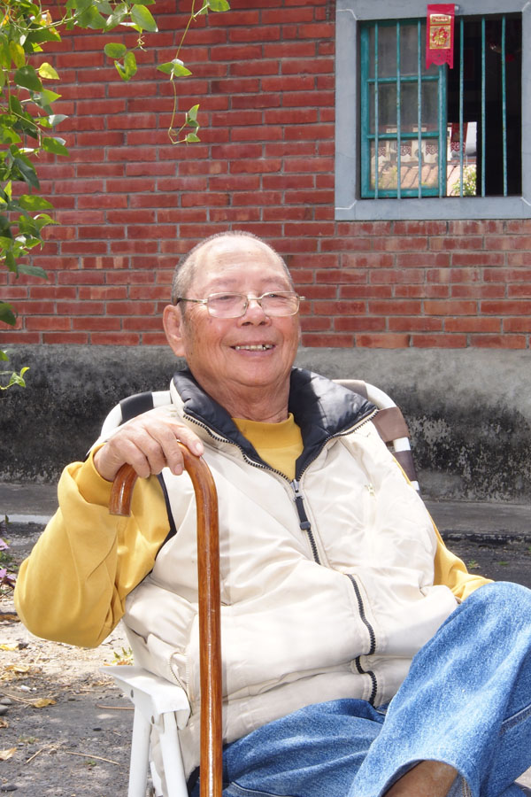 76歲高齡的楊秀衡仍對撮把戲充滿熱情。(圖∕張簡英豪 攝) 76歲高齡的楊秀衡仍對撮把戲充滿熱情。(圖∕張簡英豪 攝)