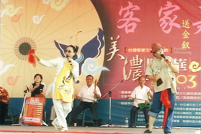 楊秀衡夫妻在客家文化活動中演出情景。(圖∕楊秀衡 提供) 楊秀衡夫妻在客家文化活動中演出情景。(圖∕楊秀衡 提供)