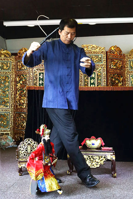 傀儡戲偶在錦飛鳳團長薛熒源的操控下仿如真人。(圖∕莊立宇 攝) 傀儡戲偶在錦飛鳳團長薛熒源的操控下仿如真人。(圖∕莊立宇 攝)
