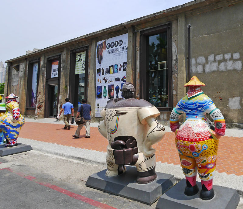駁二大義倉庫已有許多文創商品店進駐。（圖∕張簡英豪 攝）