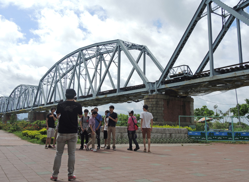 舊鐵橋濕地公園的美景吸引遊客駐足拍照。(圖∕徐世雄 攝) 舊鐵橋濕地公園的美景吸引遊客駐足拍照。(圖∕徐世雄 攝)