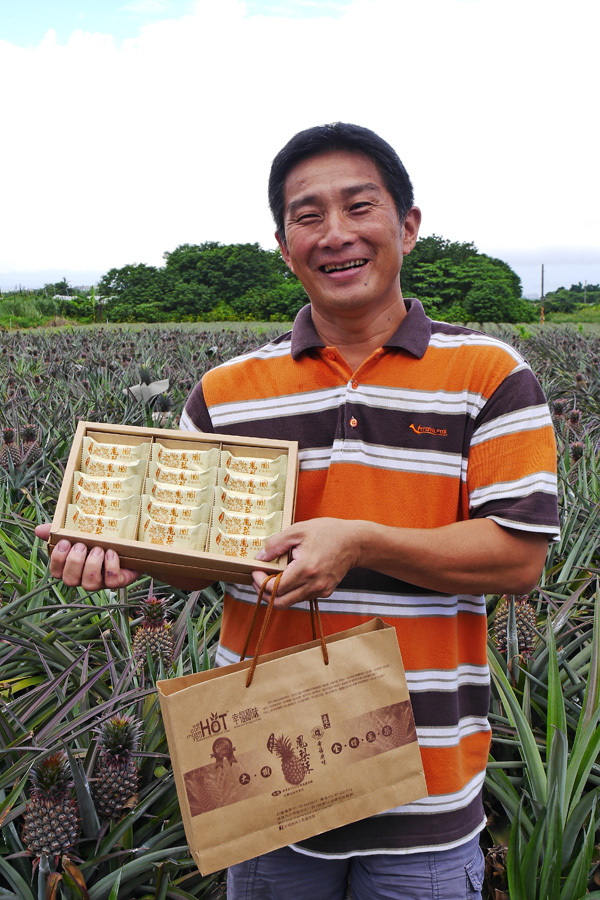 幸福原味老闆王秋雄以自家栽種鳳梨做成美味鳳梨酥。(圖∕張簡英豪 攝) 幸福原味老闆王秋雄以自家栽種鳳梨做成美味鳳梨酥。(圖∕張簡英豪 攝)