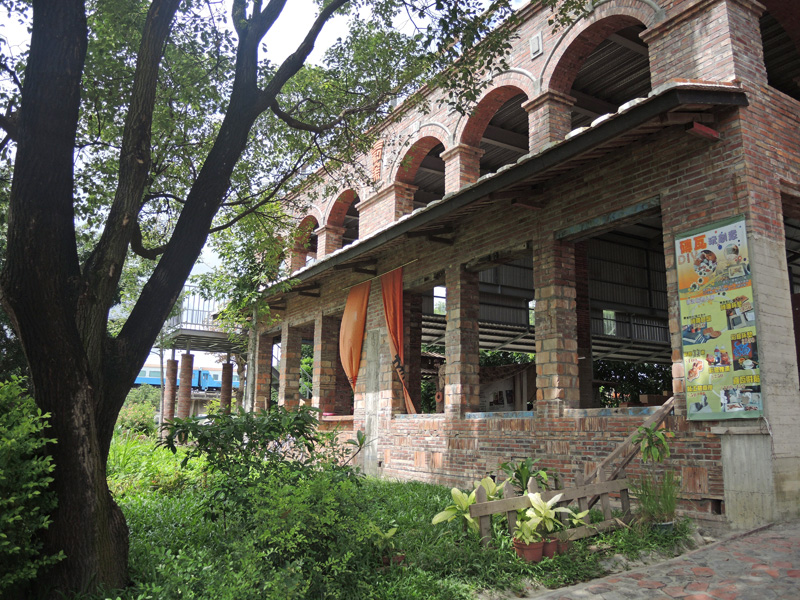 三和瓦窯新建的紅磚房古色古香,做為文創工坊使用。(圖∕徐世雄 攝) 三和瓦窯新建的紅磚房古色古香,做為文創工坊使用。(圖∕徐世雄 攝)