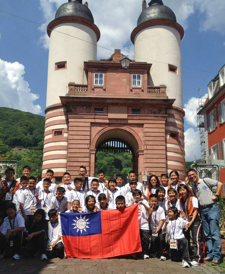 建山國小森巴鼓隊遠赴德國柏林表演站上世界舞台。(圖∕建山國小 提供) 建山國小森巴鼓隊遠赴德國柏林表演站上世界舞台。(圖∕建山國小 提供)
