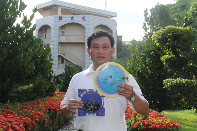 中芸國小陳校長展示學校出版的雙面星座盤。(圖∕中芸國小 提供) 中芸國小陳校長展示學校出版的雙面星座盤。(圖∕中芸國小 提供)