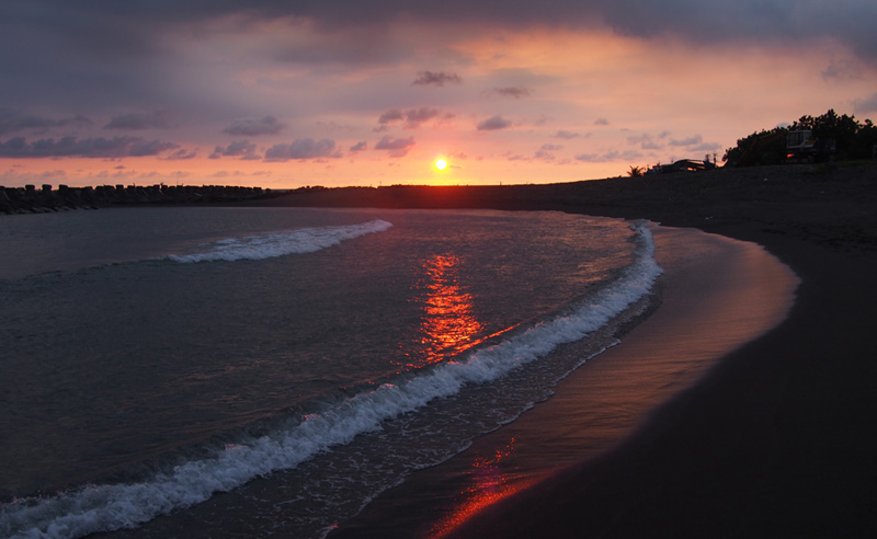 汕尾漁港旁彎月型海灣的夕陽美景令人屏息。(圖∕張筧 攝) 汕尾漁港旁彎月型海灣的夕陽美景令人屏息。(圖∕張筧 攝)