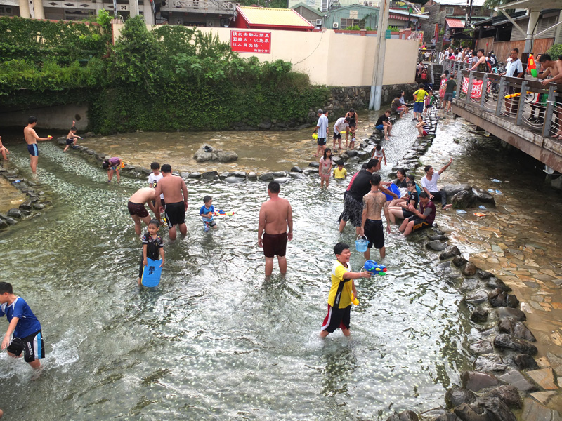 龍巖冽泉今年泉水豐沛,吸引民眾戲水。(圖∕柴山生態教育中心 提供) 龍巖冽泉今年泉水豐沛,吸引民眾戲水。(圖∕柴山生態教育中心 提供)