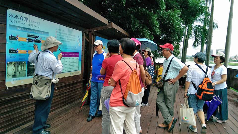 澄清湖環教中心的志工為遊客解說水資源和環境關係。(圖∕澄清湖高質水處理中心 提供) 澄清湖環教中心的志工為遊客解說水資源和環境關係。(圖∕澄清湖高質水處理中心 提供)