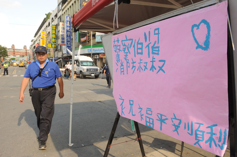 災區小朋友以童稚的海報表達感恩之心。(圖∕張忠義 攝) 災區小朋友以童稚的海報表達感恩之心。(圖∕張忠義 攝)